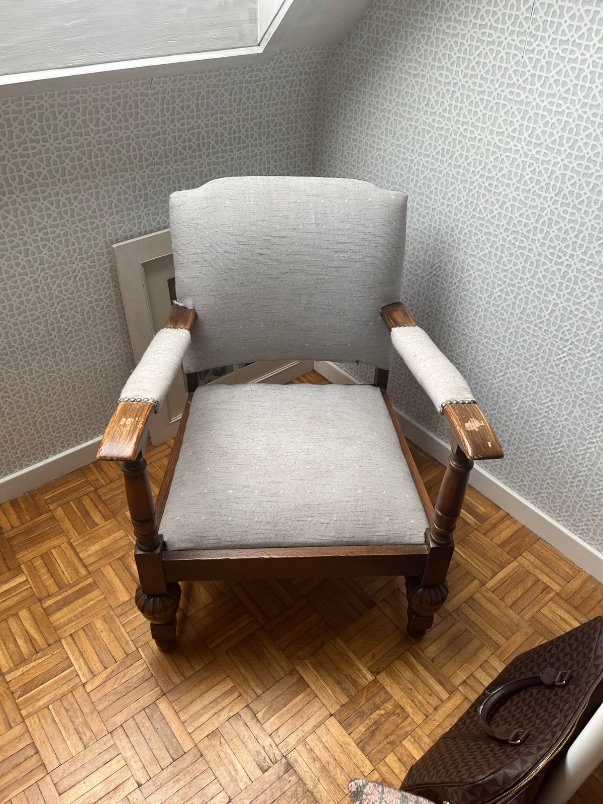 Voor restauratie - Versleten Louis stoel
