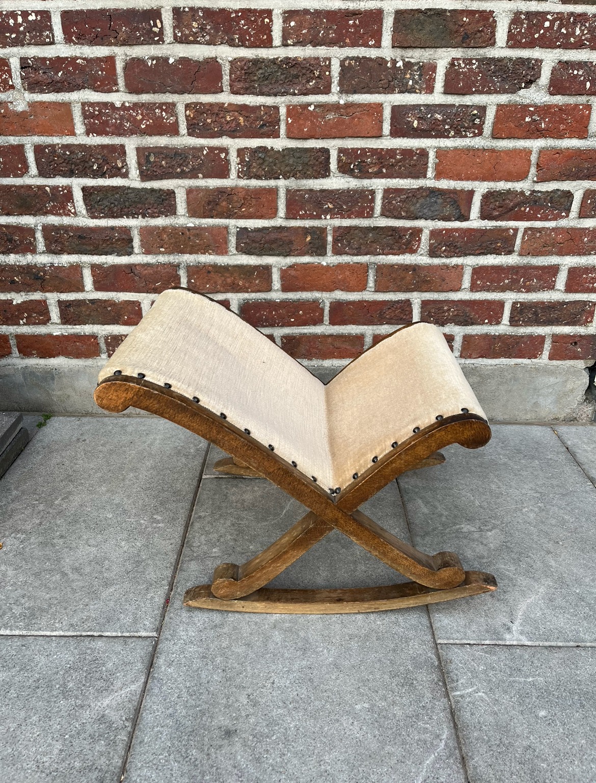 Voor restauratie - Oude voetstoel